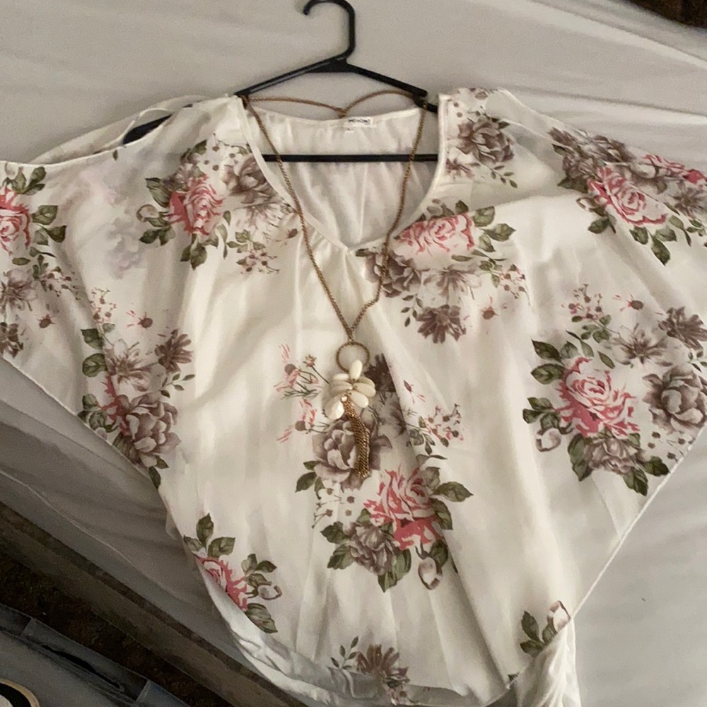 A nice floral blouse white with flowers